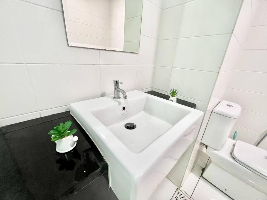 G 1-5Pax Cozy Home Trefoil Setia Alam 100Mps Wifi & Tv Sccc Екстериор снимка